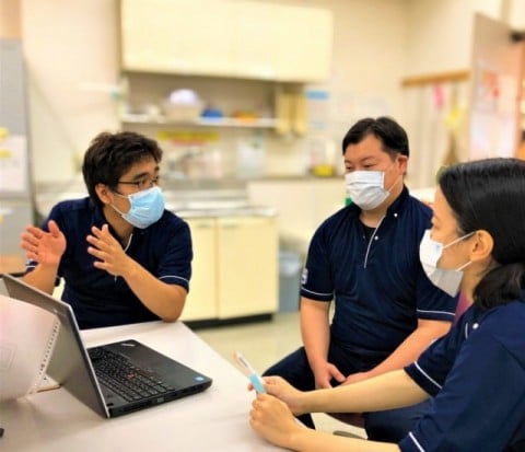 介護職員たちがケアについて意見交換をしています。